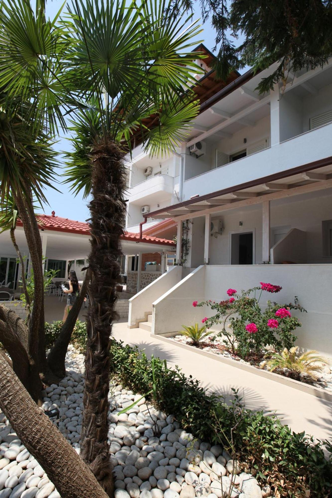 Hotel Relax Dhermi Ngoại thất bức ảnh